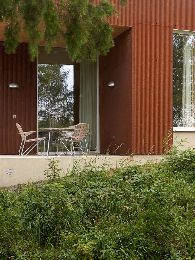 Ulkokuva, jossa kesäasunnon terassi ja ulkokalusteet katoksen alla