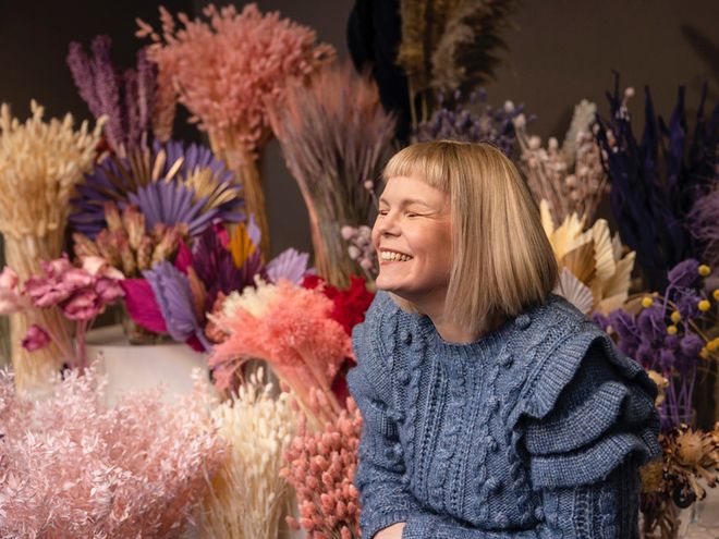 Potretti, jossa floristi ja muotoilija Kristiina Suo-Kustaa Blomma Creativesin myymälässä.