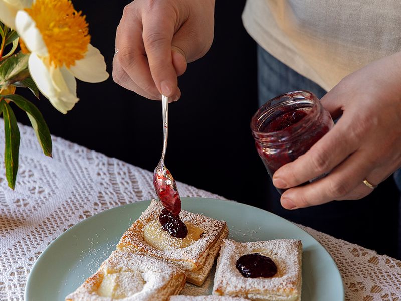 Superhelpot Cheese Danish -viinerit yhdistävät vaniljatuorejuuston ja kirsikkahillon