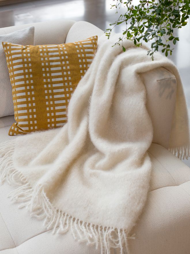 Kuva, jossa pehmeitä kodintekstiilejä osana Finnish Design Showroomin sisustusta.