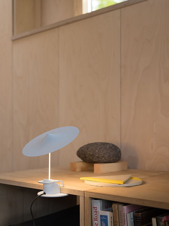 Wastberg+ île table lamp with adjustable arm on a minimalist wooden desk