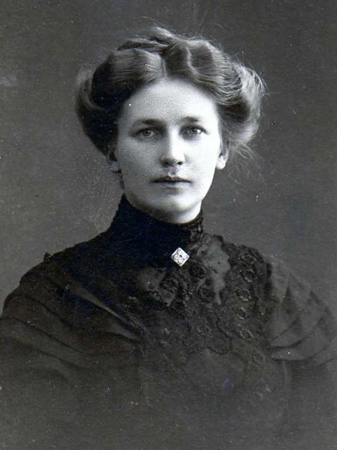 Black-and-white portrait of Elsa Heporauta.