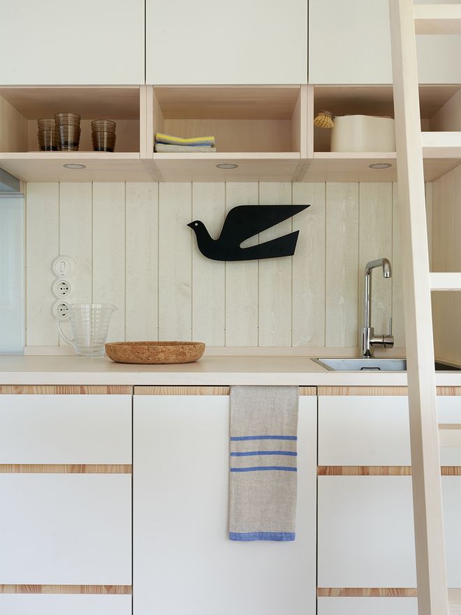 An image of Sommarnöjen's Sommar 30 miniature house, which is a part of the Architect's House exhibition: the kitchen decor.