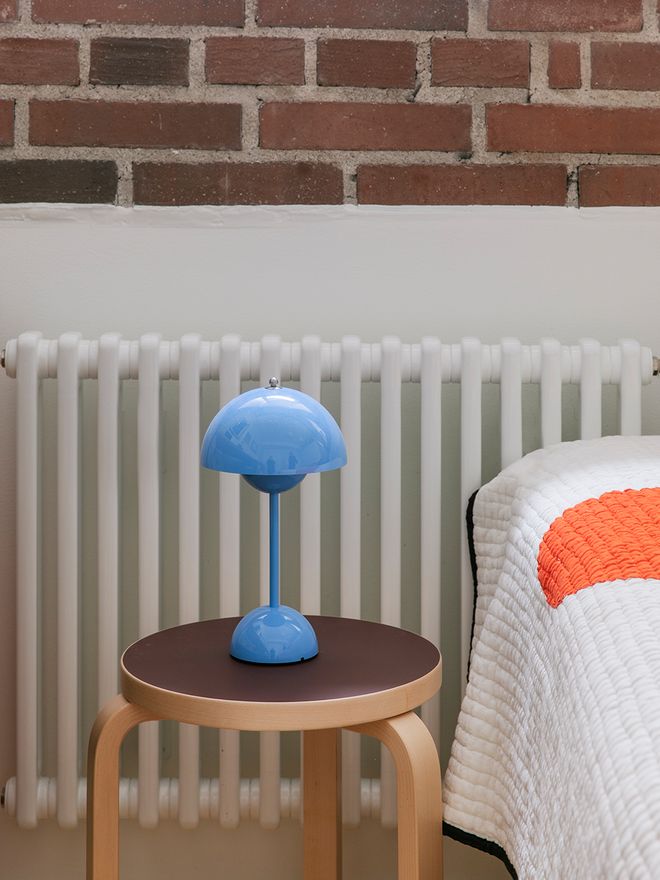Flowerpot VP9 portable table lamp, swim blue