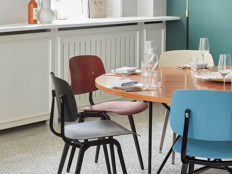 Tyylikkäät ruokapöydän tuolit keräävät koolle ja kutsuvat viihtymään