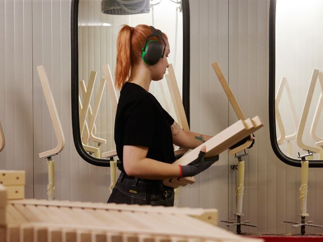Surface treatment robot lacquering L-legs at the Artek a-factory