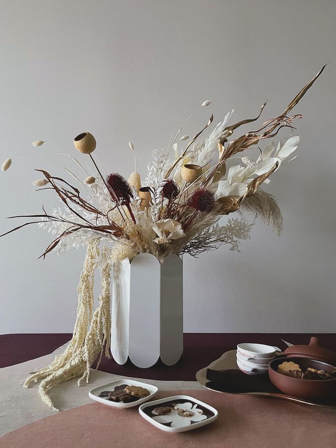 Kuva, jossa Blomma Creativesin suunnittelema kukka-asetelma HAYn Arcs-maljakossa.