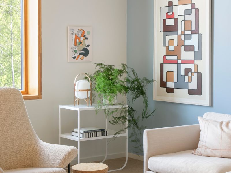 Finnish Design Shopin showroomin kesänäyttelyssä taide täydentää designia