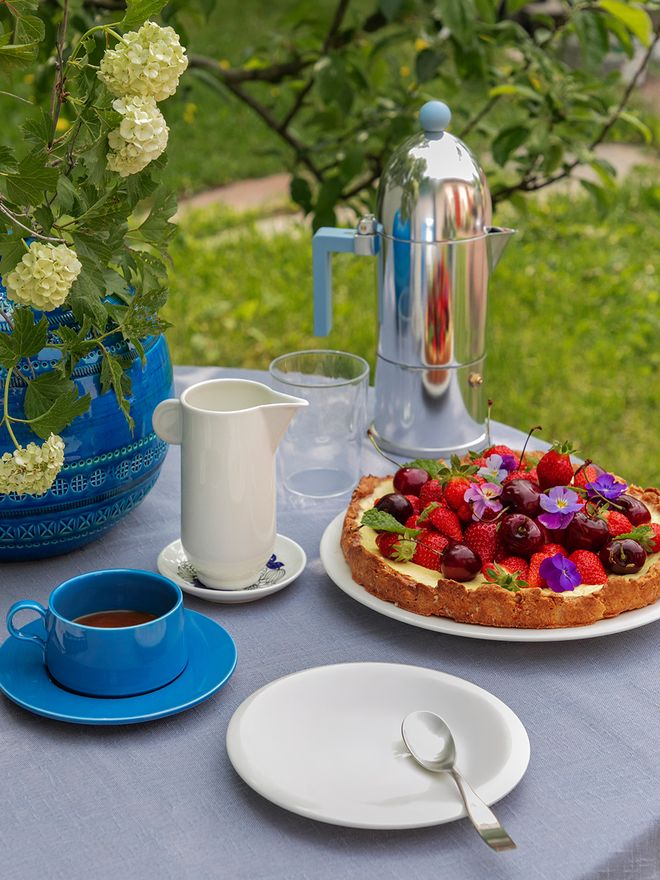 Savory-sweet goat cheese and berry tart for sunny summer days