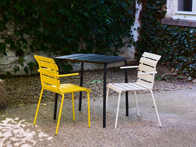 The table and chairs of Aligned collection