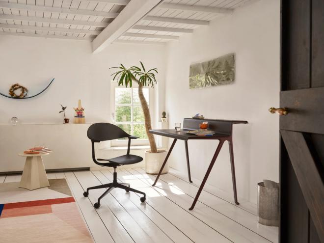Vitra's Mynt chair and Courier table in black
