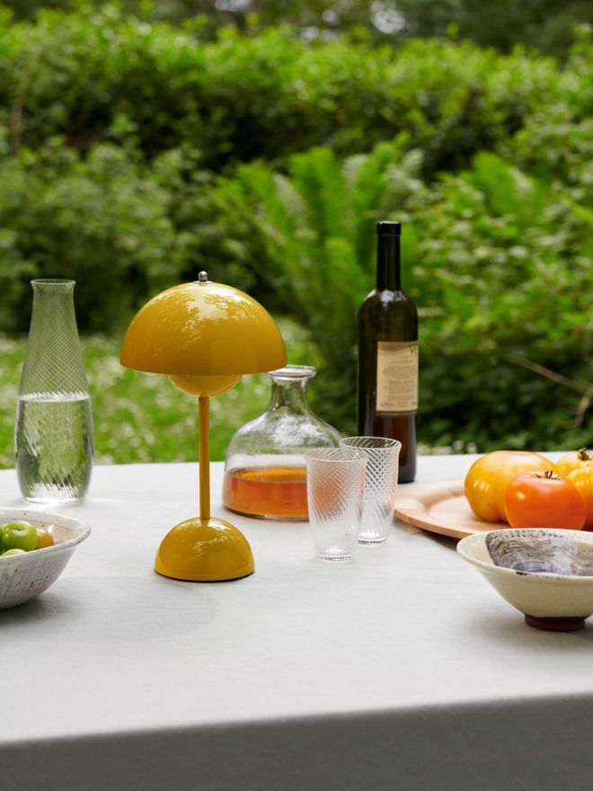 Flowerpot VP9 portable table
