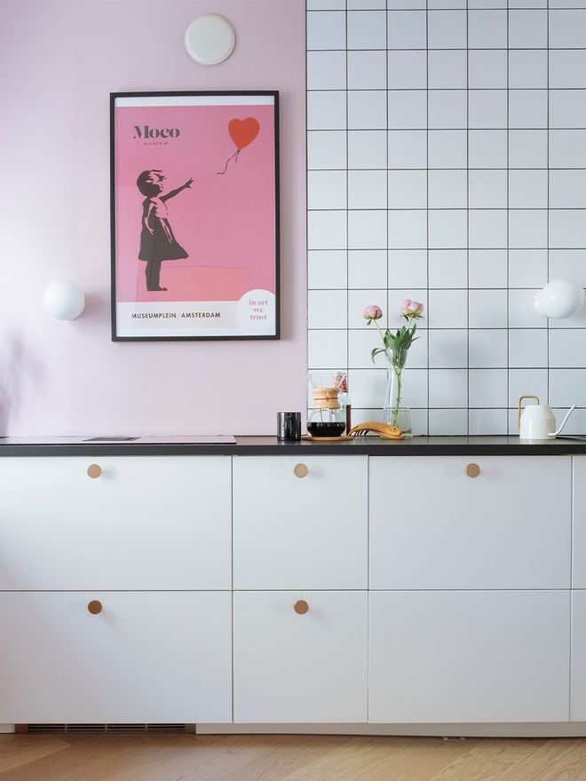 Two-bedroom apartment spiced with pink in Helsinki