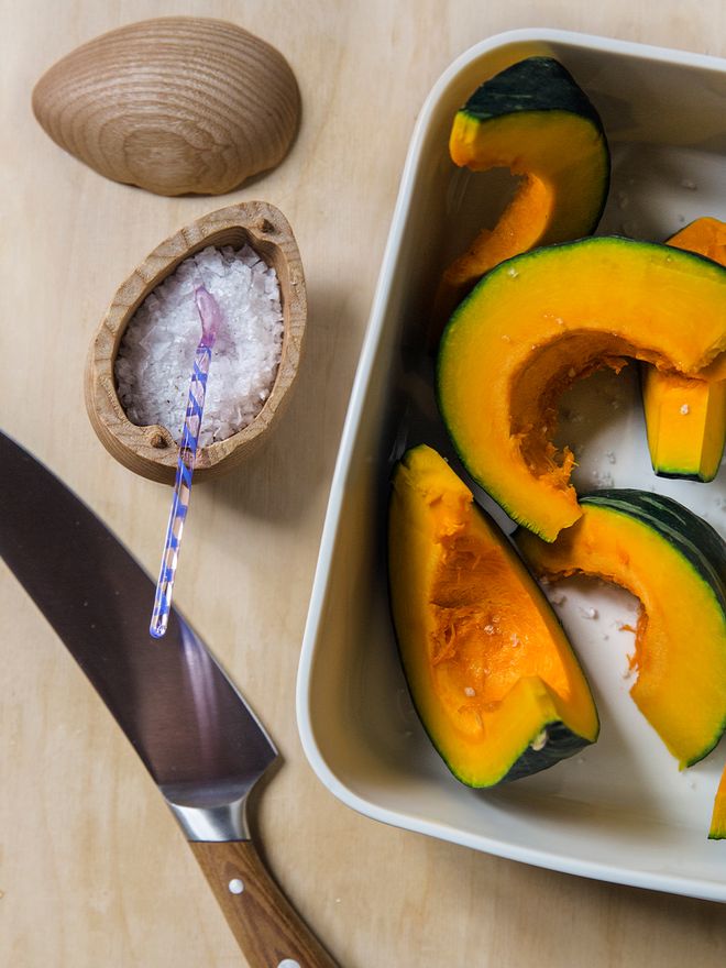 Pumpkin wedges and Arabia Mainio Sarastus oven dish