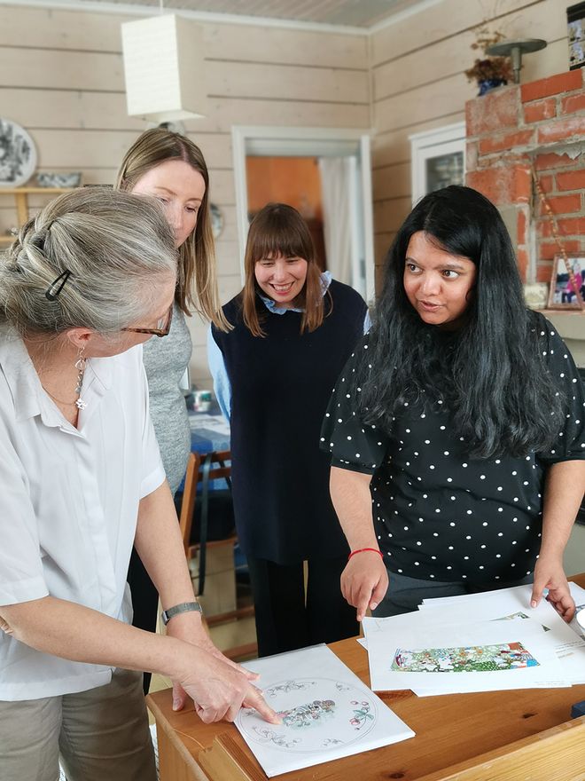 Muumi-kuvittaja Tove Slotte työhuoneellaan Annika Ticklen ja Parvati Pillain kanssa