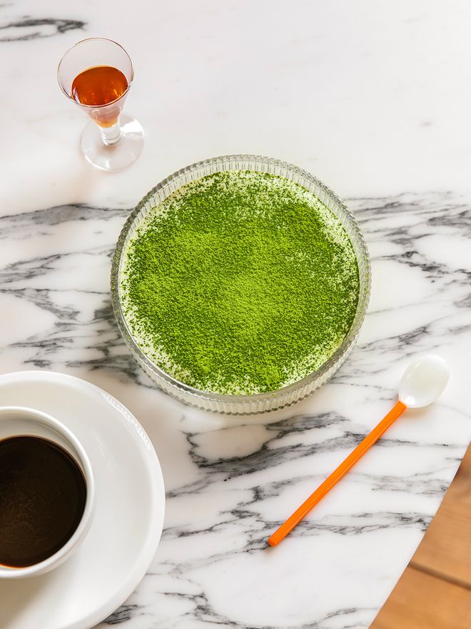Matcha-tiramisu marmoripöydällä
