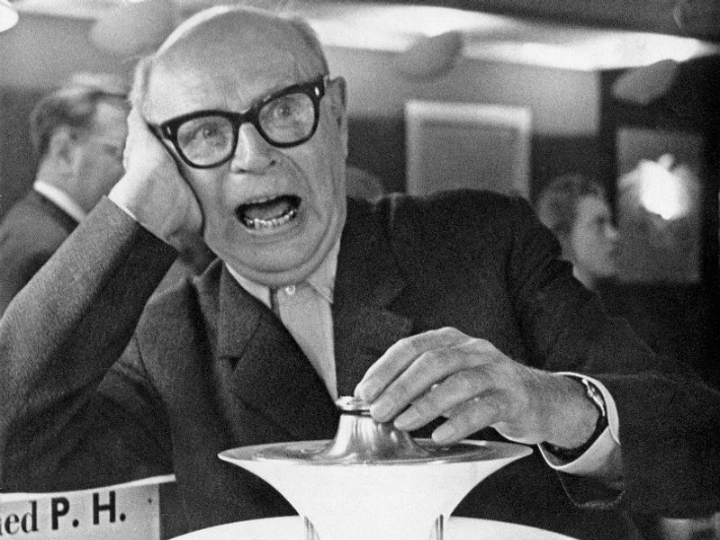 Poul Henningsen – pehmeän valon taituri ja PH 5 -valaisimen suunnittelija