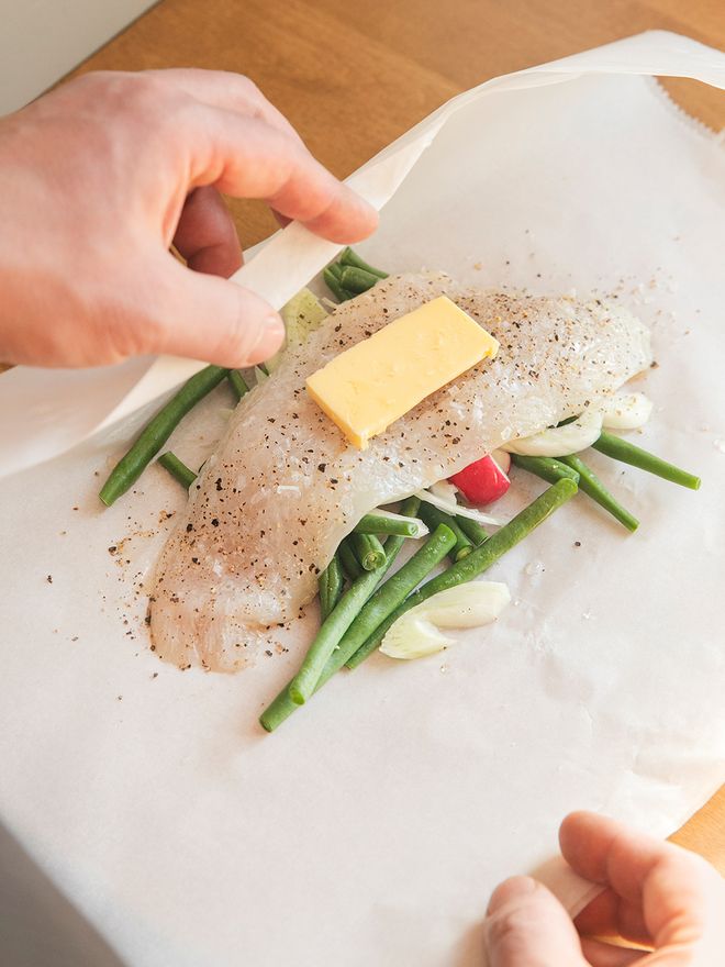 Viikonloppulounaan rennot reseptit: Kalaa ”en papillote” ja sitruunainen aioli