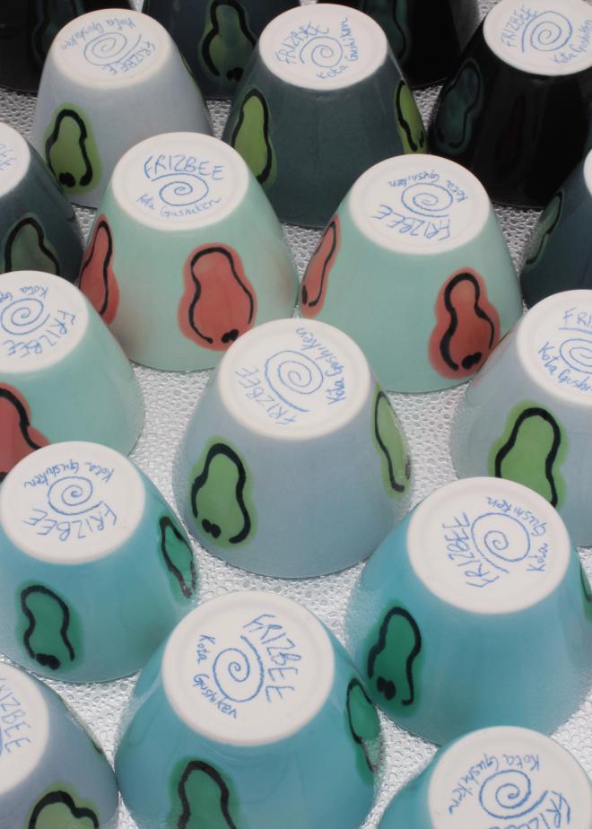 Frizbee Ceramicsin kuppeja ylösalaisin