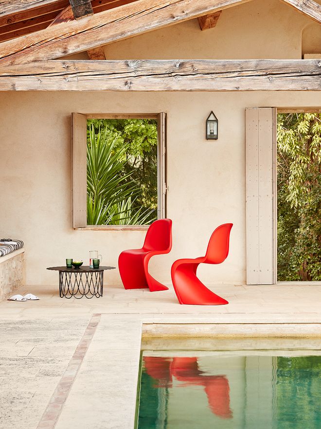 Pre-used Vitra Flower Table and Panton chair on Franckly