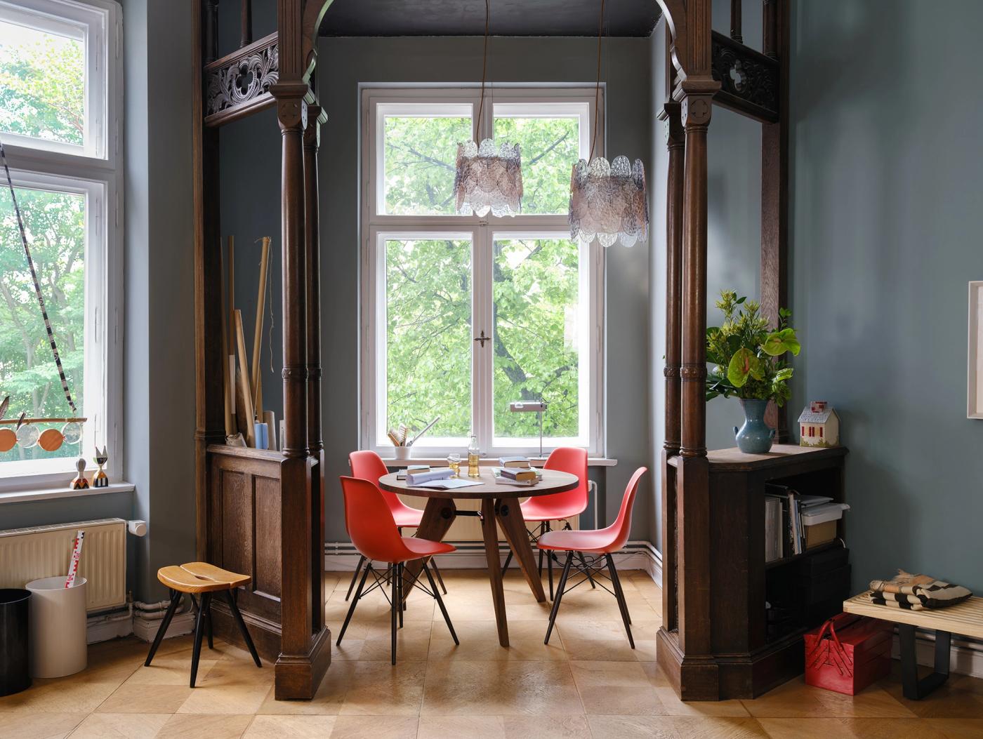 Vitran Guéridon-pöytä ja Eames DSW -tuolit