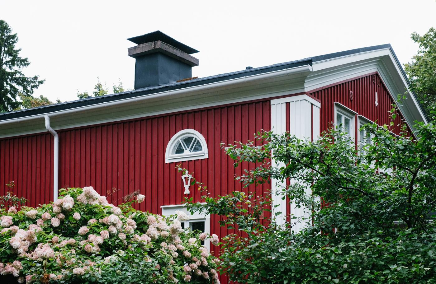 Exterior view of a red wooden house in Puu-Käpylä, Helsinki