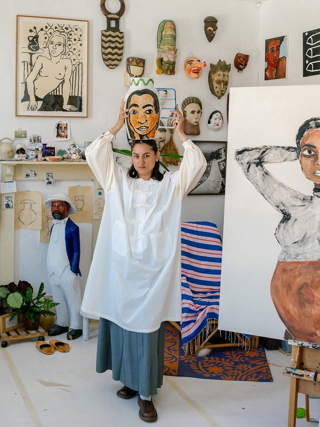 Shirley Villavicencio Pizango holding a vase above her head