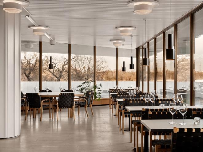 Finlandia Cafe&Wine, kuva pöydistä ja isoista ikkunoista
