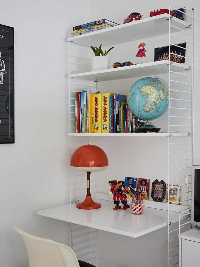 String System shelf with a desk