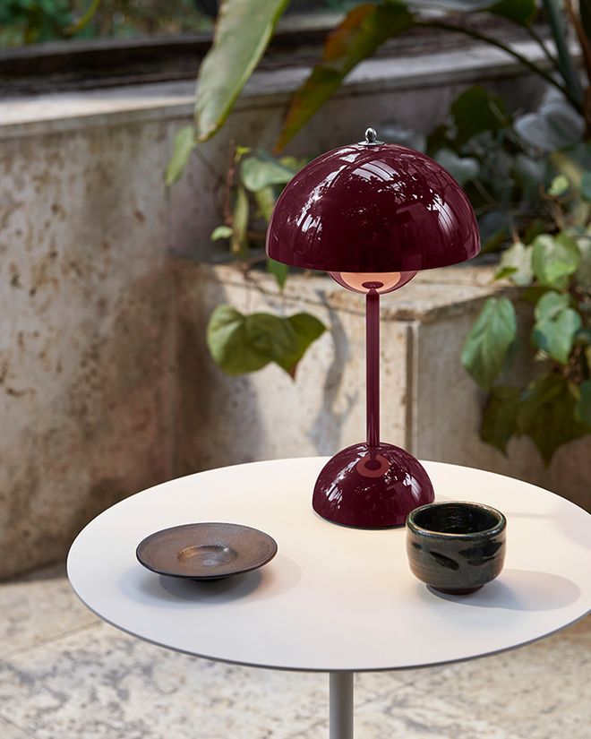 Kuva, jossa &Traditionin Flowerpot VP9 -pöytävalaisin osana terassin sisustusta.