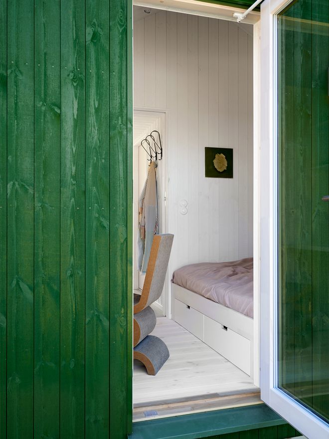 An image of Sommarnöjen's Sommar 30 miniature house, which is a part of the Architect's House exhibition: the bedroom decor.