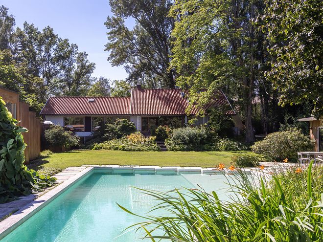 An image featuring Villa Ervi designed by architect Aarne Ervi. The photo shows the exterior of the house and its garden.