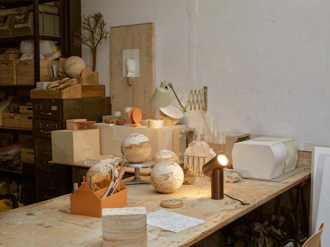 Muuto Beam-pöytävalaisin ja Sketch Toolbox -säilytin