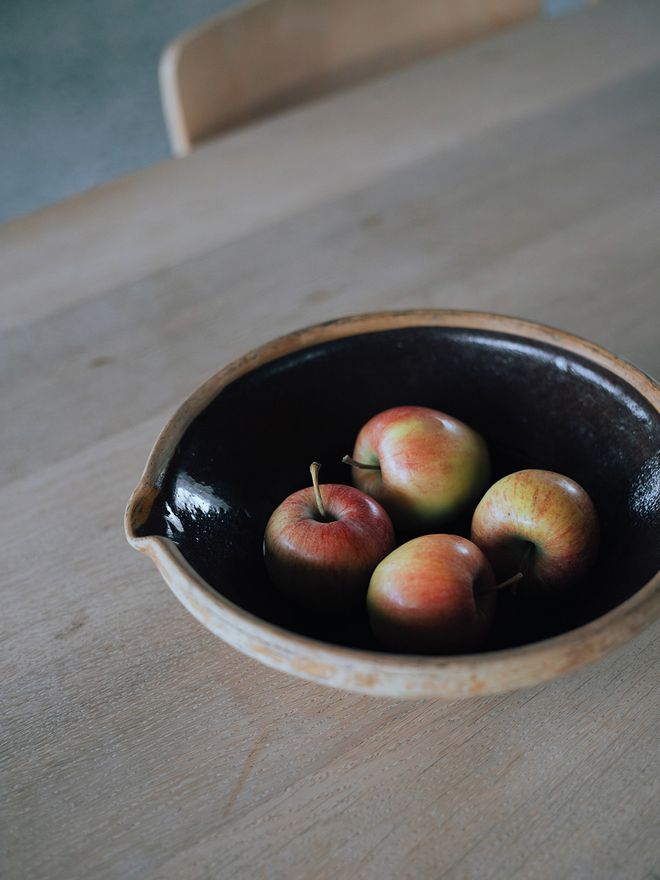 A bowl with apples