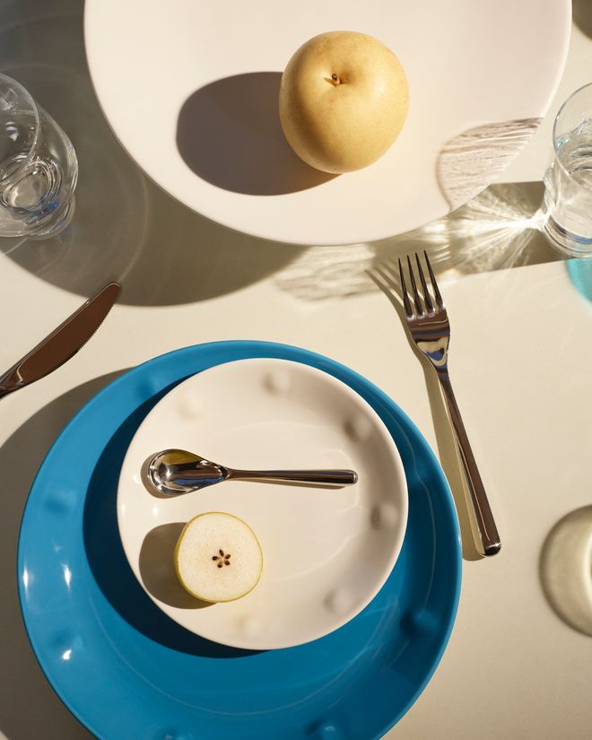 Iittala Solare tableware set on a white table with apples