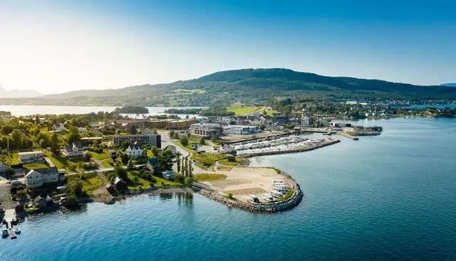 Badstue vakkert plassert på Vestnes