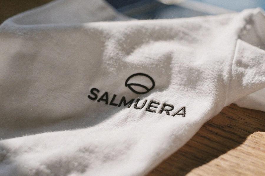 Personalización textil — bordado y serigrafía