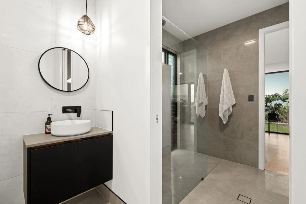 Project Thurston (Bathroom with circular sink mirror)
