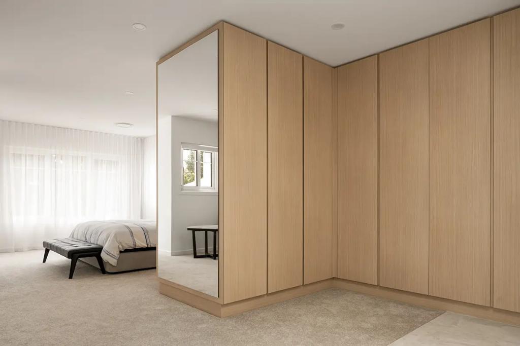 Cheltenham (Spacious bedroom with built-in wood wardrobes)