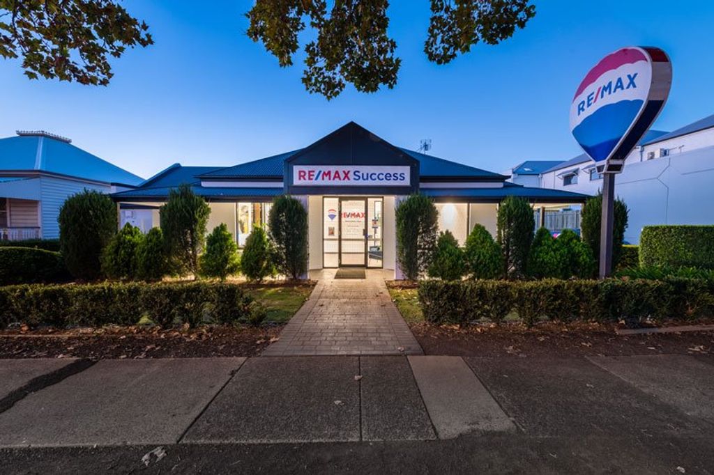 Project RE/MAX (Remax office front view)