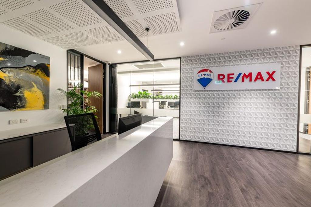 Project RE/MAX (Remax white Front Desk half view)