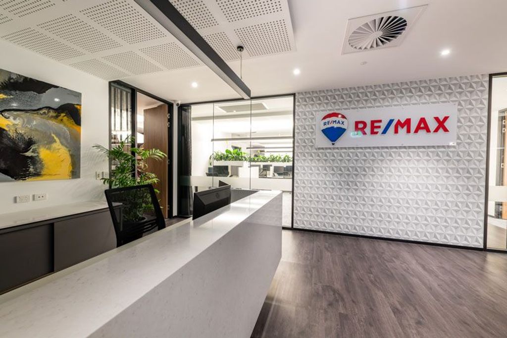 Project RE/MAX (Remax white Front Desk half view)