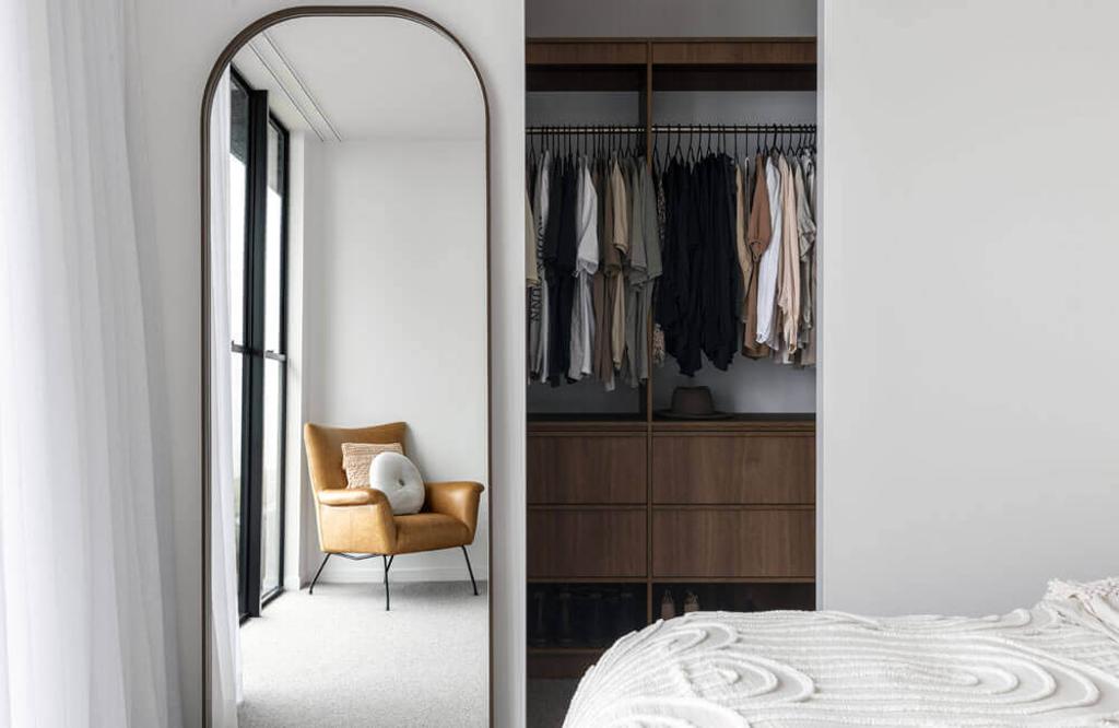 Project Keira (keira white room and clothing cabinet)
