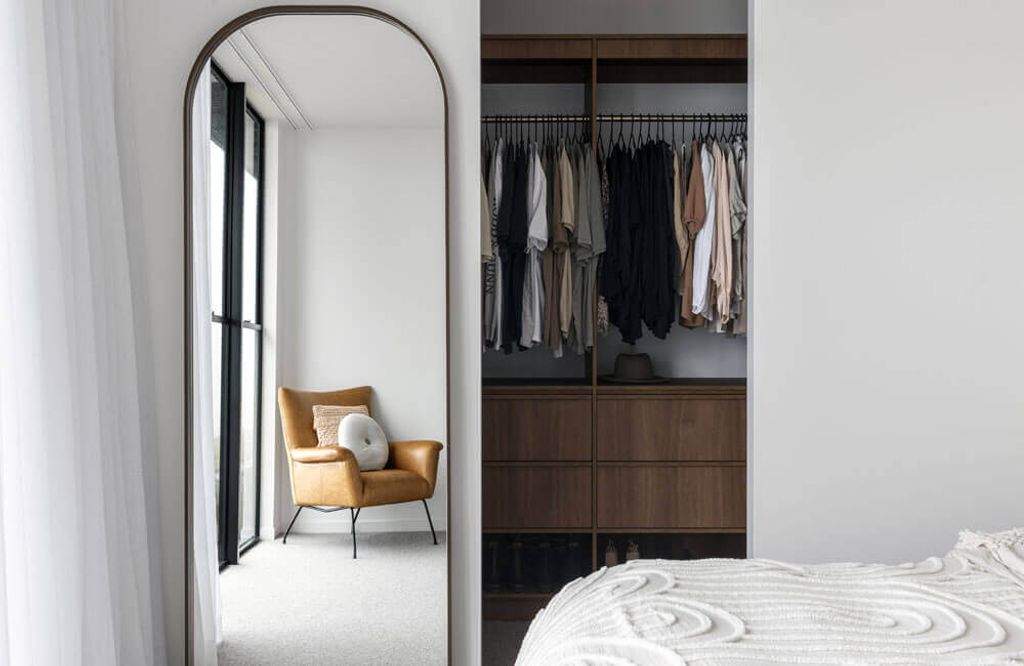 Project Keira (keira white room and clothing cabinet)