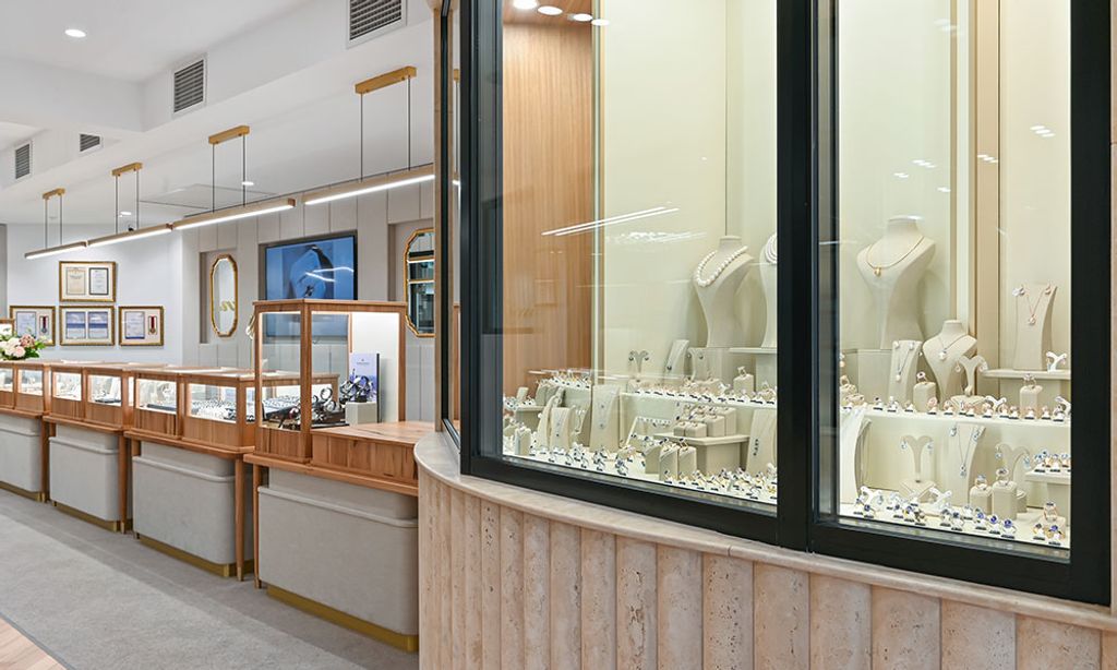 Hogan’s Family Jewellers (Jewelry Glass Display)