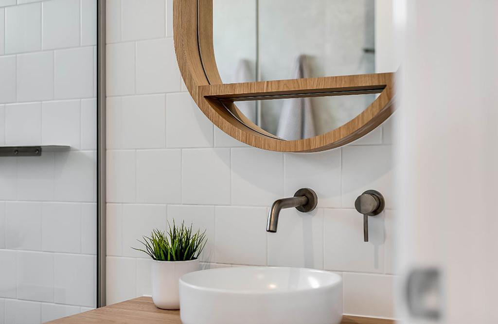 Cranley 2.0 (bathroom sink and circular mirror)