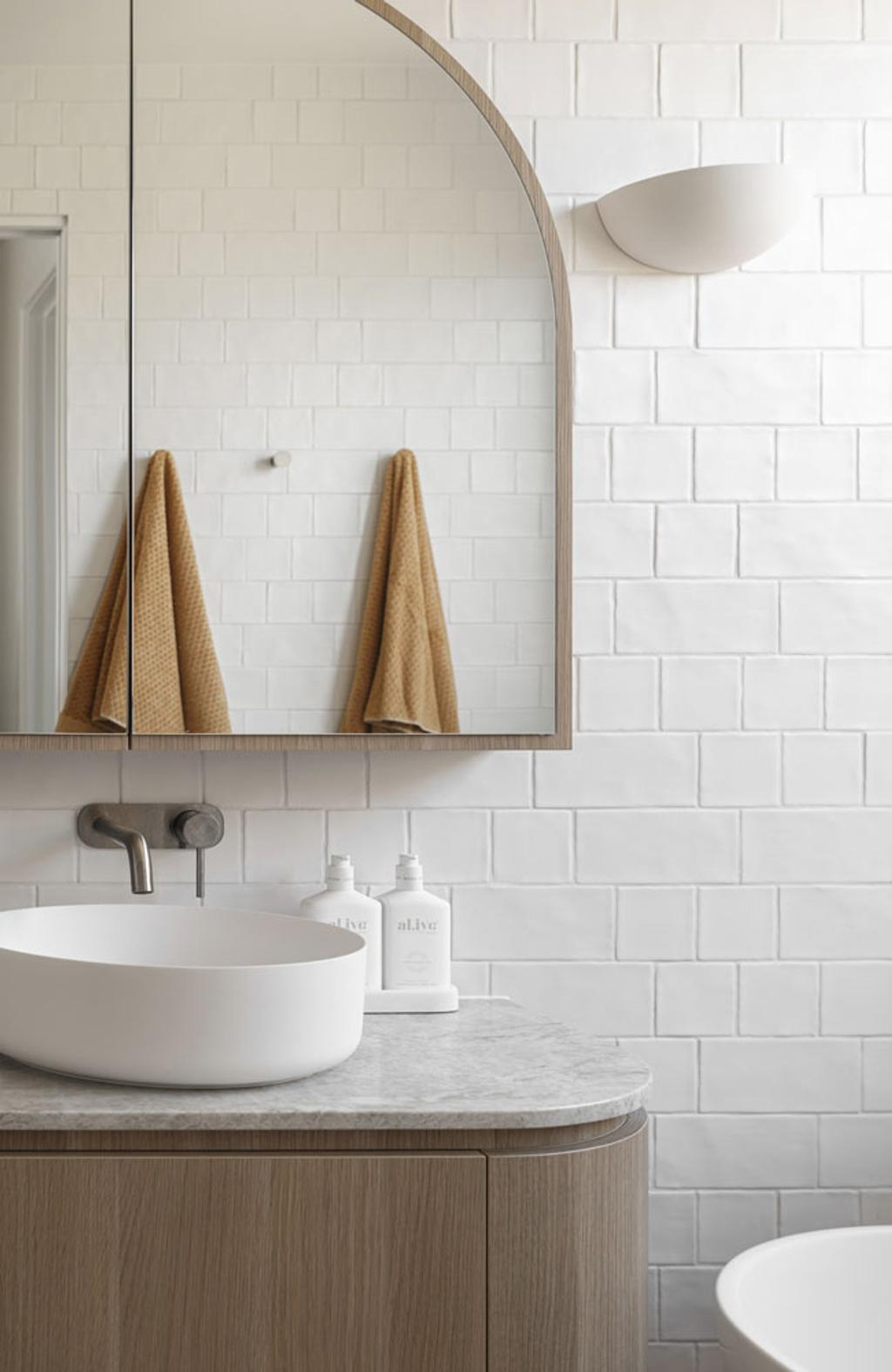 Palmera (Bathroom sink closeup)