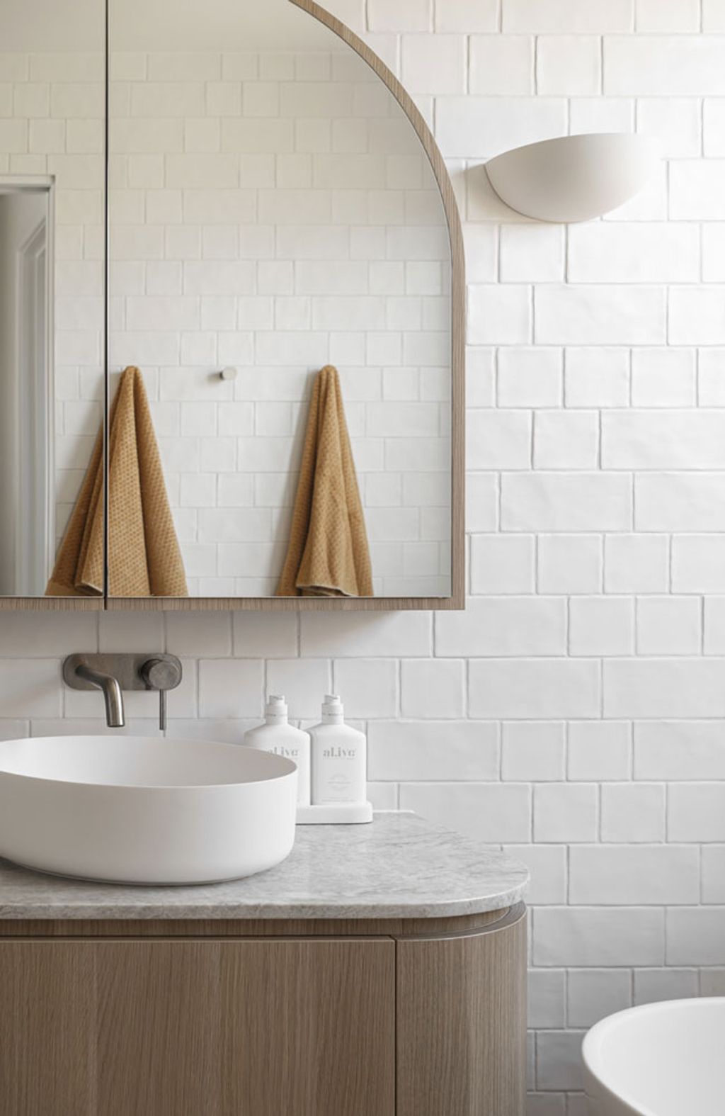 Palmera (Bathroom sink closeup)