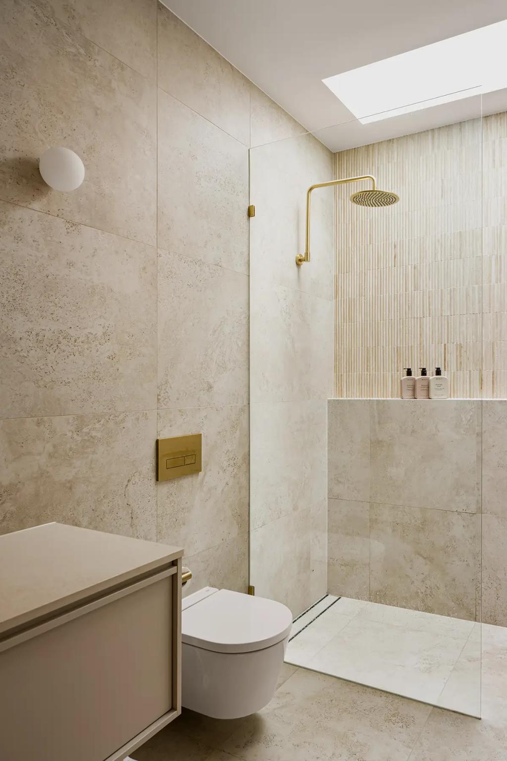 Project Alice (Modern bathroom with shower)