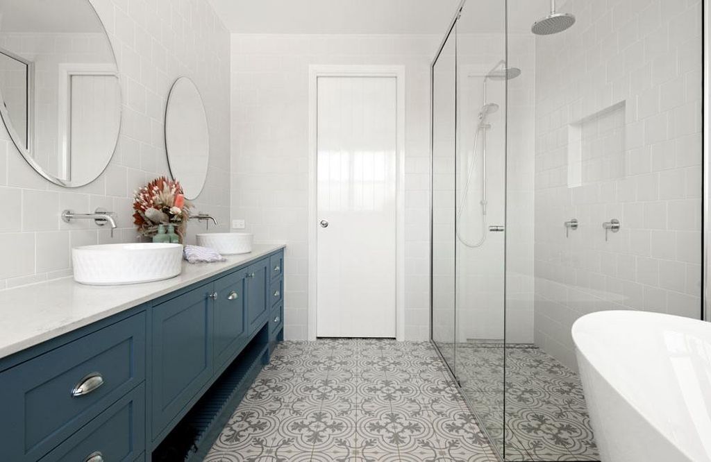 Project Trafalgar (Trafalgar House classic white and blue green bathroom)